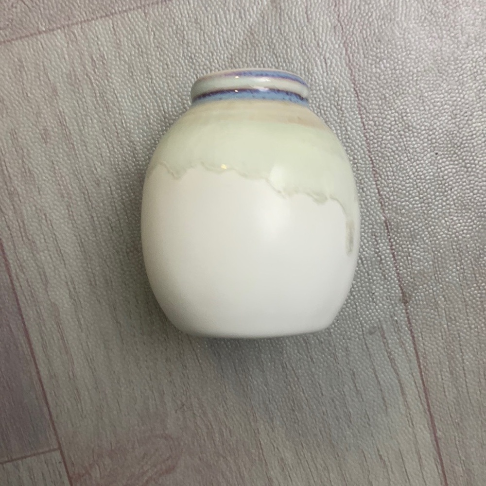 The oval cup I found when I was cleaning the kitchen was given by a friend.